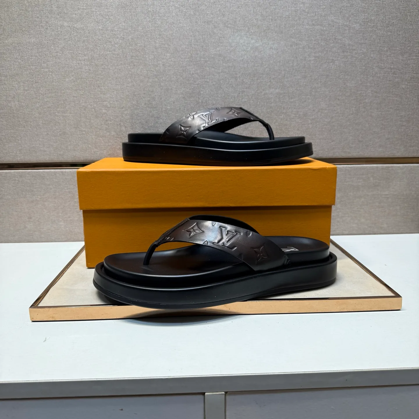 ⬛️Men's shoes 💰p400 [LV～] Men's casual slippers 2025z cabinet sales simultaneously 🔶Size: 39-44#️⃣ 🔷4 colors🔜The upper is made of cowhide stitching➕Genuine leather lining, comfortable and breathable, sole: original comfortable and wear-resistant outsole, ⚠️Real 📱Photographed🎬The real thing is better📢📢📢